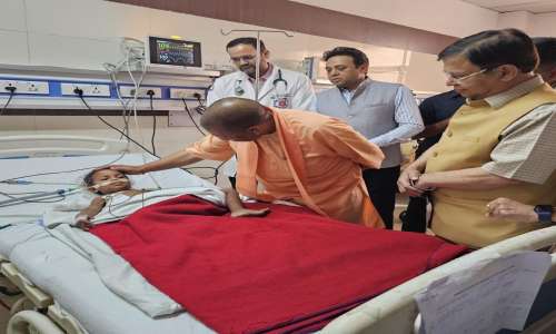 संजीव जीवा हत्या : फायरिंग के दौरान घायल बच्ची से ट्रॉमा सेंटर में मिलने पहुंचे मुख्यमंत्री योगी आदित्यनाथ